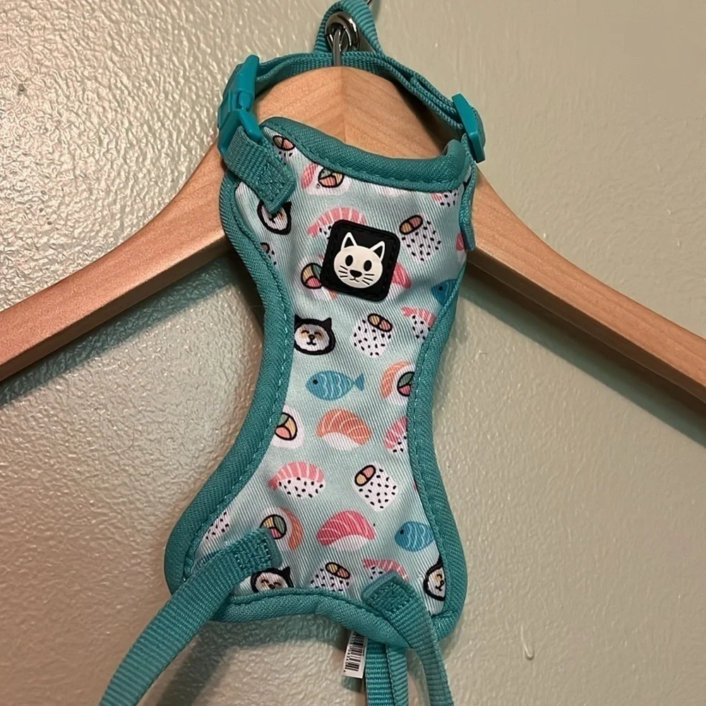 Vibrant Life Cat Harness/Leash/Collar color is blue